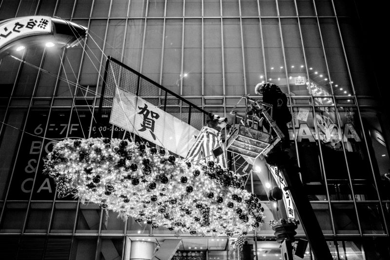 渋谷の看板など年末感。センター街アーケードにハチ公登場。師走の朝6時前の渋谷スクランブル 写真日記