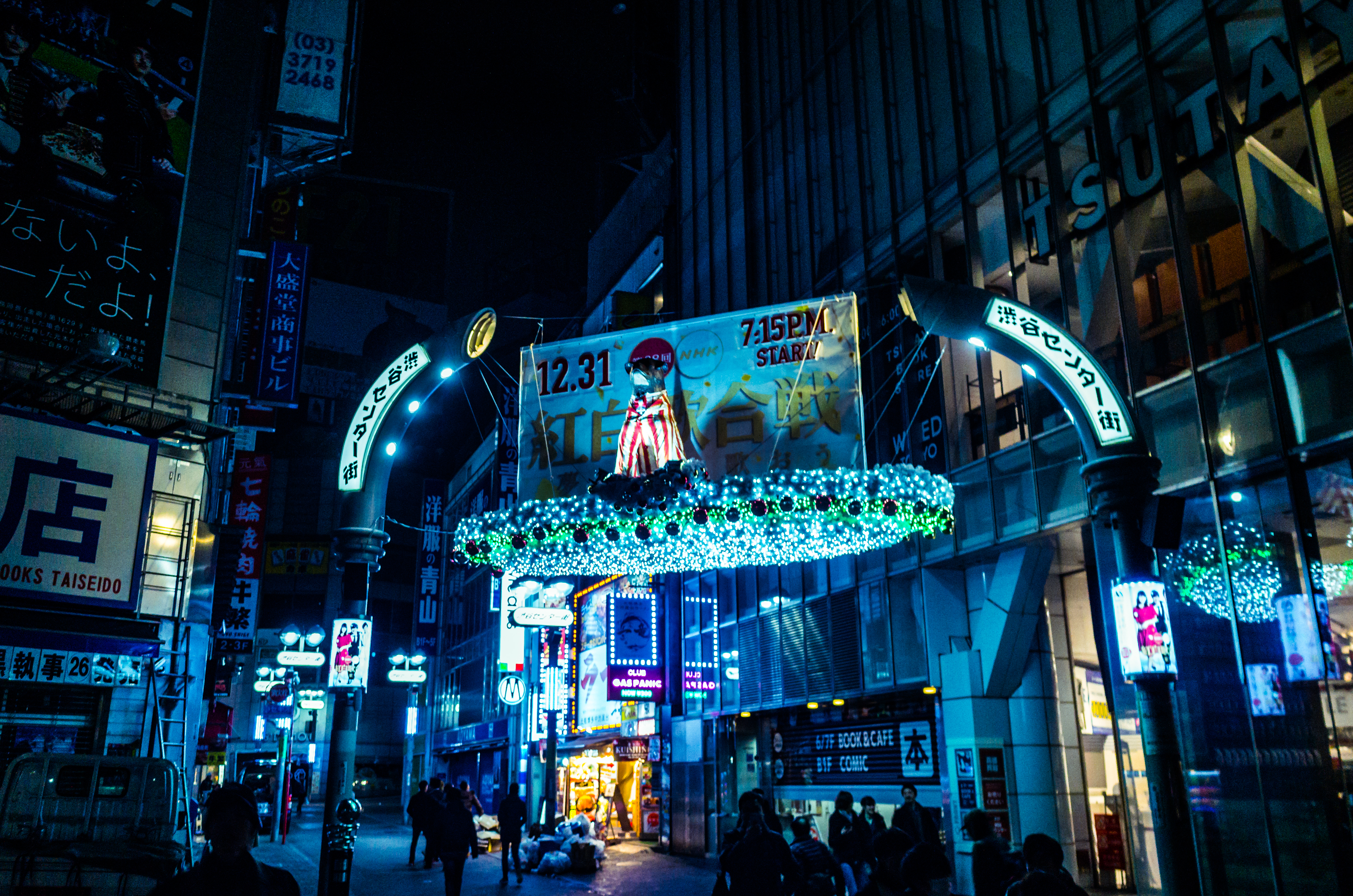 渋谷の看板など年末感。センター街アーケードにハチ公登場。師走の朝6時前の渋谷スクランブル 写真日記Year-end feeling such as a signboard in Shibuya. Hachiko appeared in arcade of Shibuya center-gai. before 6 o'clock in Shibuya scramble crossing