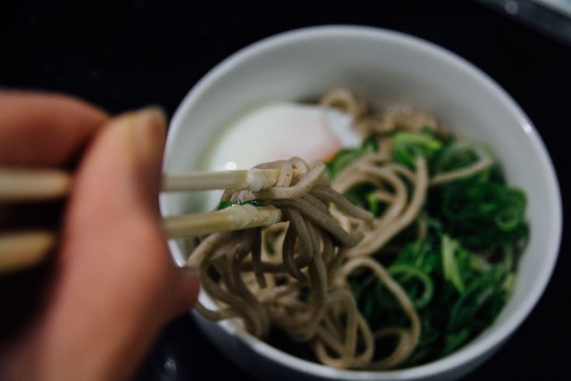 まずそうな食べ物の写真が案外売れるその訳とは。1玉40円くらいのそばが$30に化けるという錬金術。ストックフォト売上