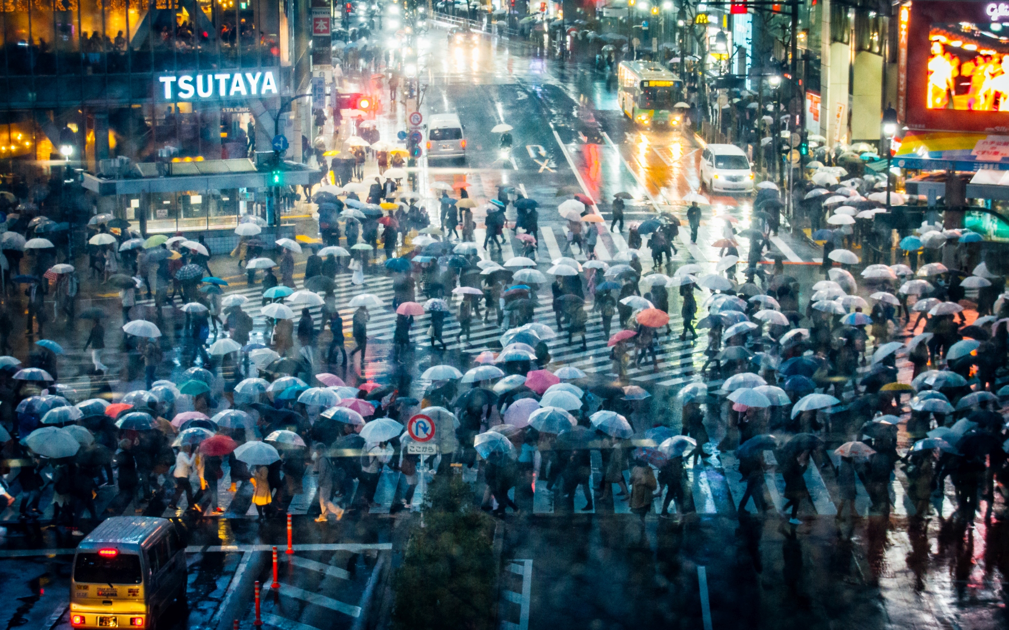 英1843 magazinに写真を掲載して頂きました！雨の渋谷スクランブル交差点。JNTO/VisitJapanJP/東京カメラ部