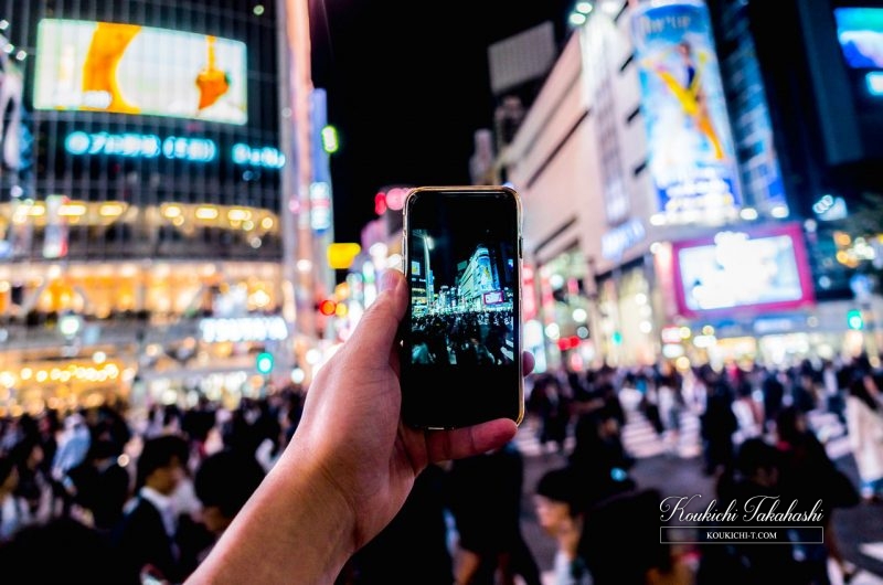 instagramer_shooting_city_stockphoto_shibuyacrossing_tokyo_japan_night