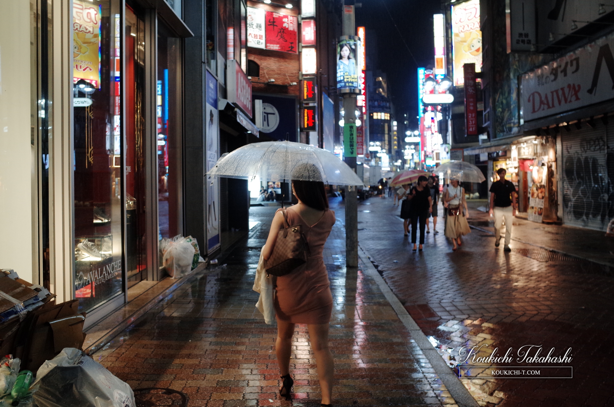 Adobe Lightroom 写真現像レタッチ Before After 雨の渋谷センター街 RAW Adobe Lightroom 写真現像レタッチ Before After 雨の渋谷センター街 RAW