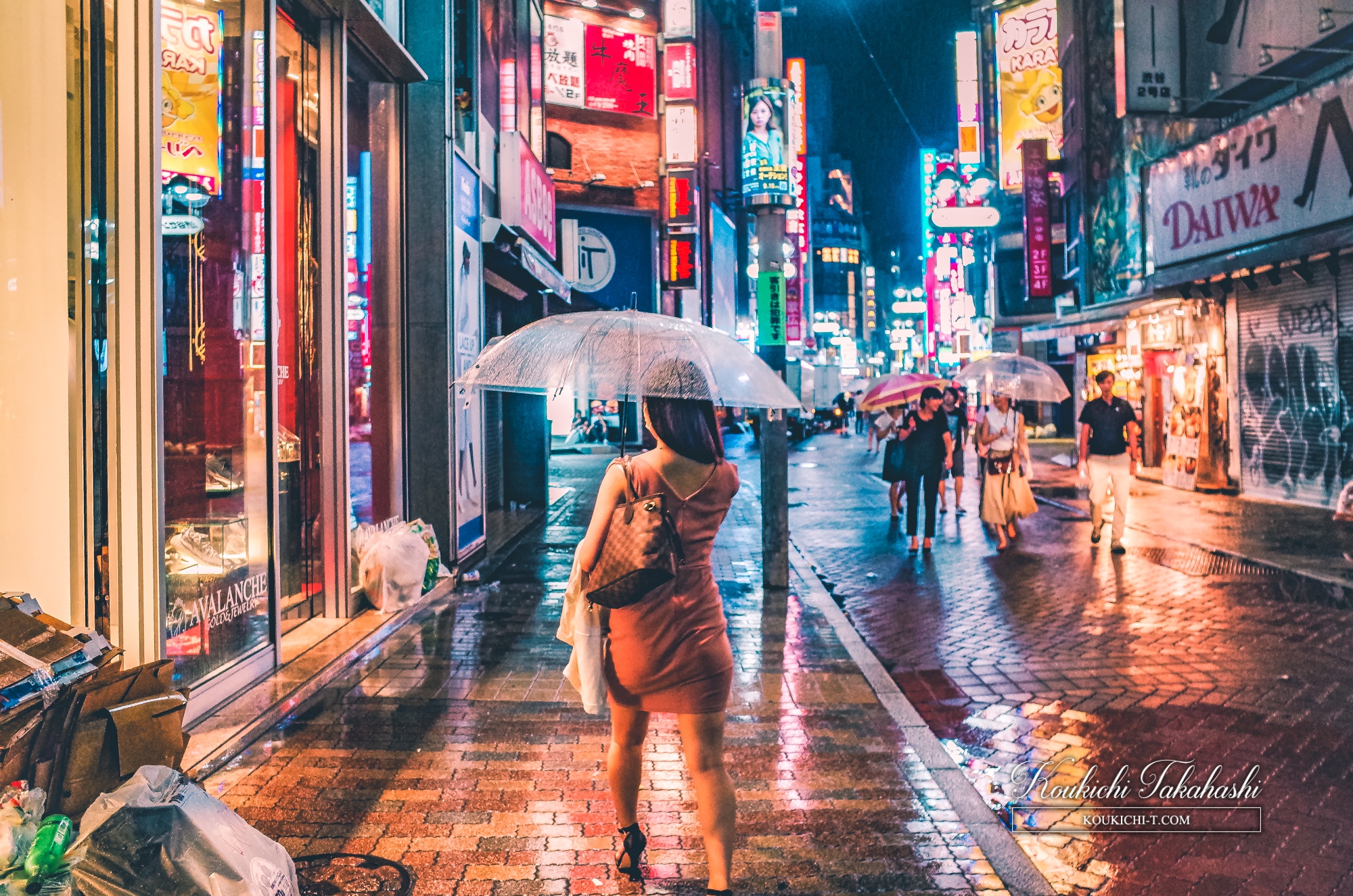 Adobe Lightroom 写真現像レタッチ Before After 雨の渋谷センター街 Adobe Lightroom 写真現像レタッチ Before After 雨の渋谷センター街