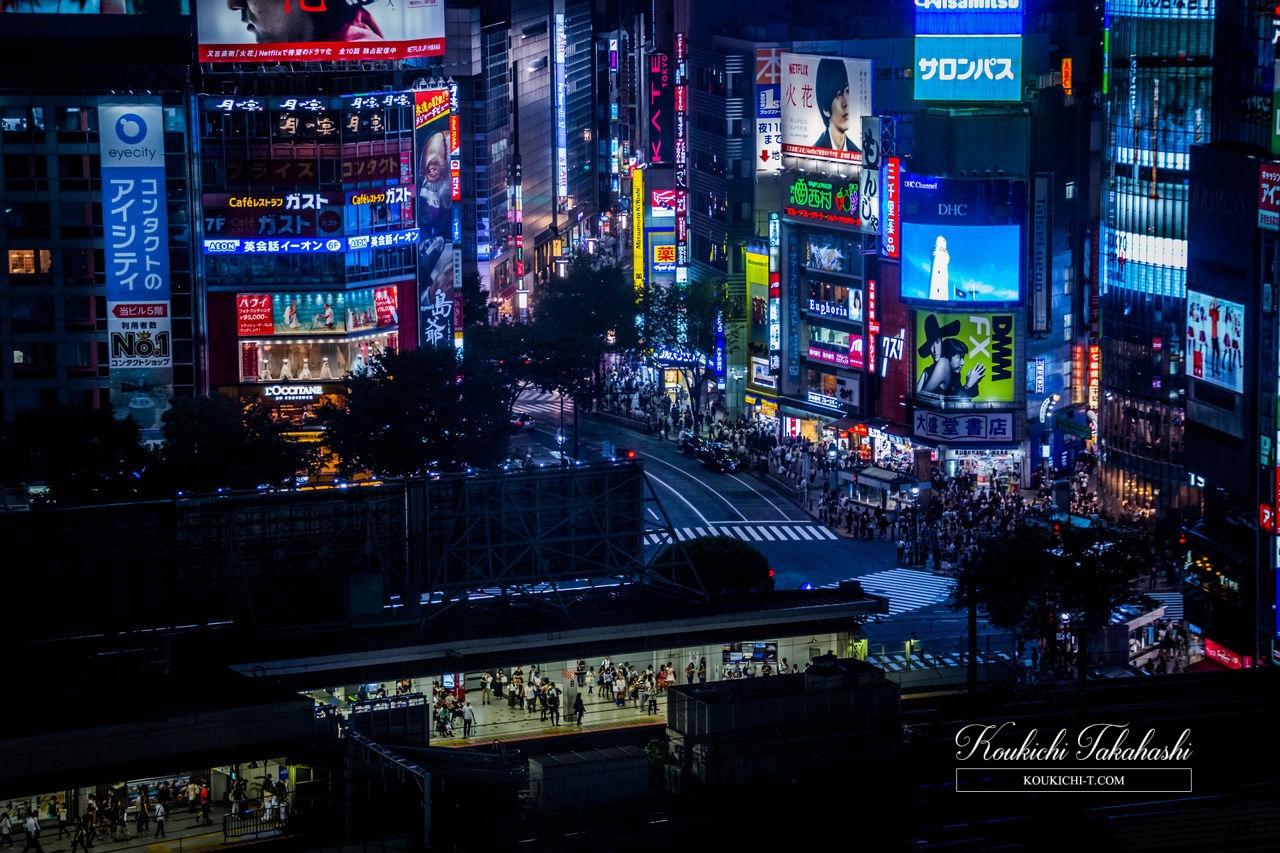 EyeEm Marketで最近売れた写真。ヒカリエから撮影した夜の渋谷駅＆スクランブル交差点、未来感漂うエスカレーター、雨のスクランブル交差点の歩行者たち。海外ストックフォトEyeEm販売履歴